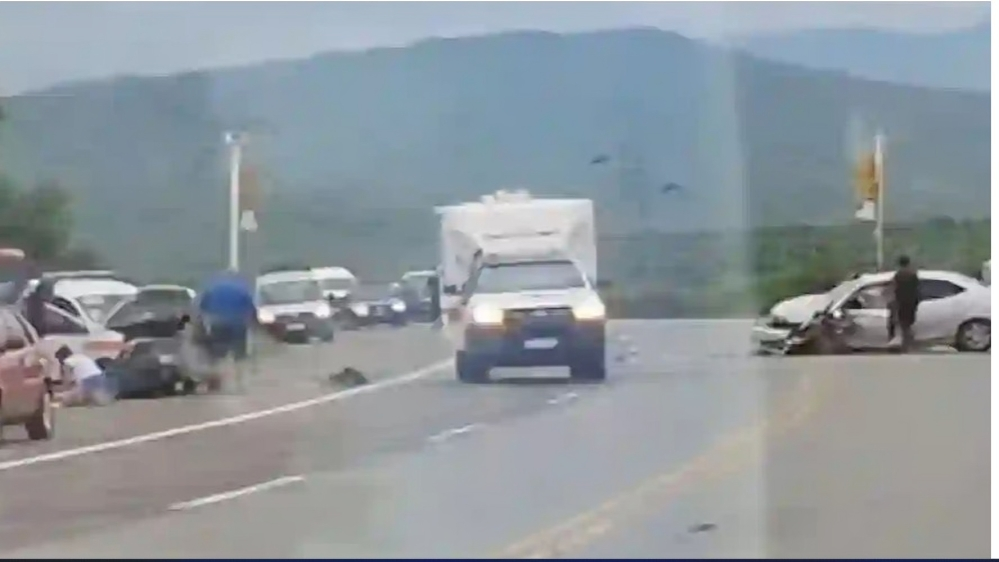 tragico accidente en la 9 34 un automovil choco con una ambulancia una mujer murio y hay varios heridos