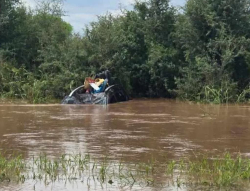 el galpon temporal la fuerza del agua arrastro un vehiculo y 2 jovenes pudieron ayudar a una familia
