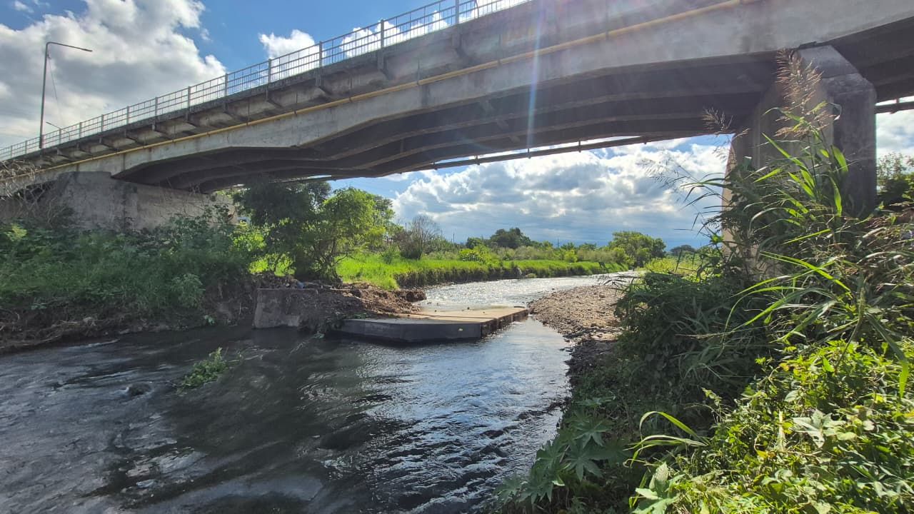 colapso un pilar del puente viejo de santa lucia y suspenden la circulacion