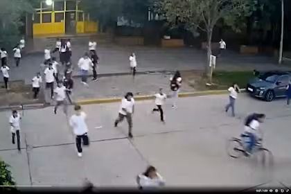 un alumno ingreso armado a un colegio de santa fe y mato a un companero