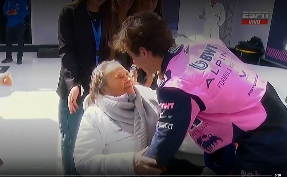el conmovedor abrazo entre franco colapinto y su abuela en la historica exhibicion de formula 1 en buenos aires