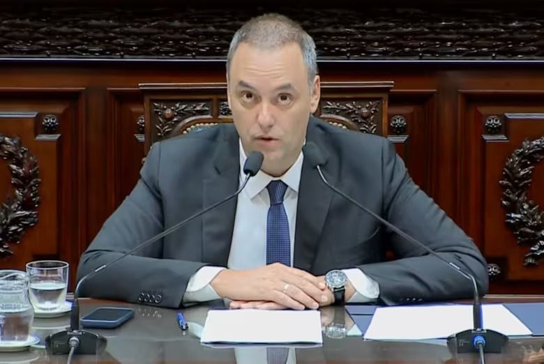 las explicaciones de manuel adorni en el congreso en medio de los escandalos por sus viajes gastos y departamentos