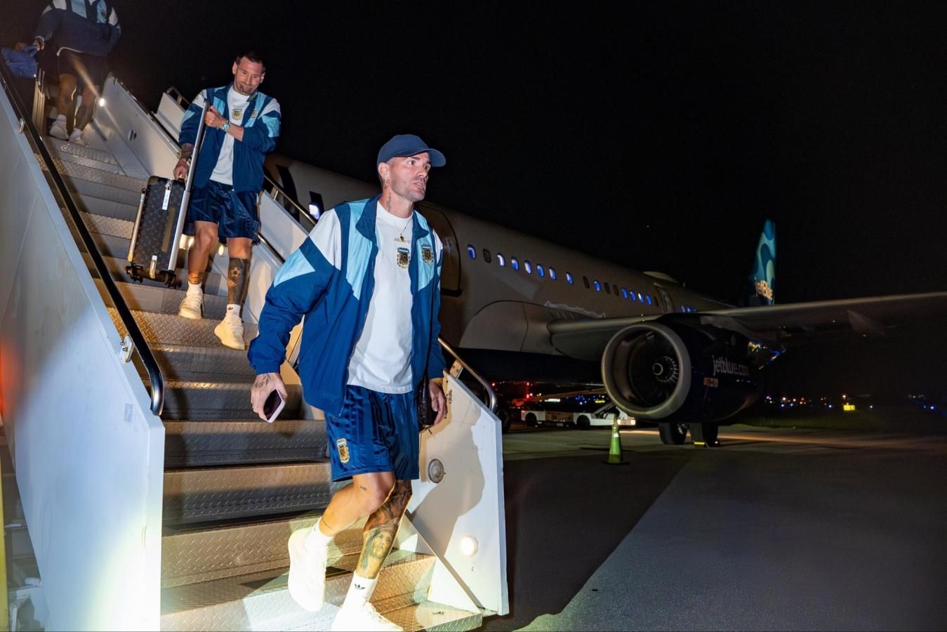 argentina llego a miami y scaloni mantiene una duda en la formacion para enfrentar a cabo verde