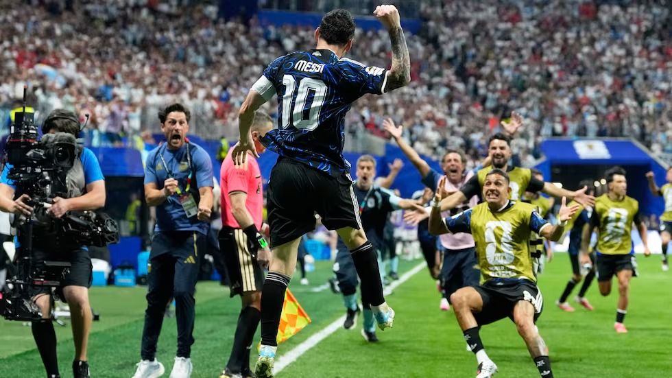 messi le dedico el triunfo ante inglaterra a maradona que lo disfrute porque es un regalo para el