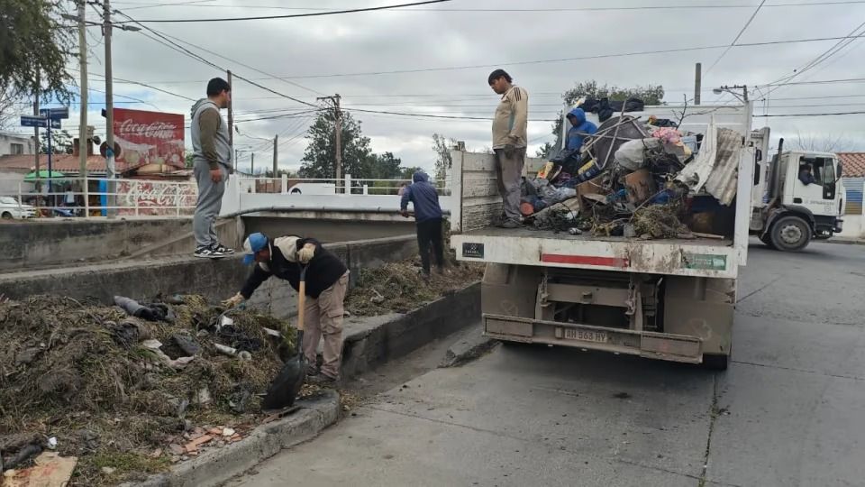 por segunda vez desalojaron un grupo de personas que estaba bajo el canal de b san antonio