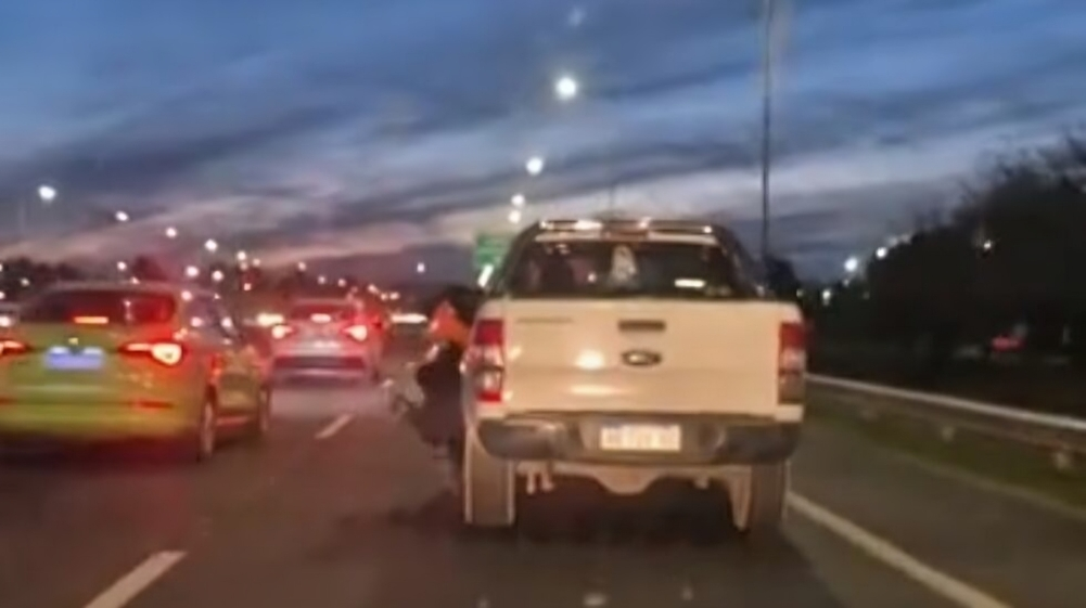 un conductor escapo de un control de alcoholemia y arrastro a un policia que quiso detenerlo video