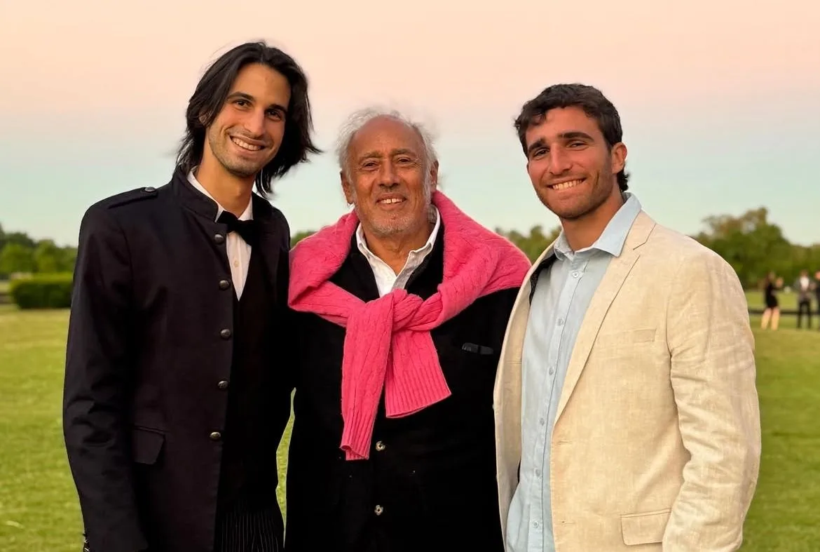 Gustavo con sus nietos Vaeltin y Franco