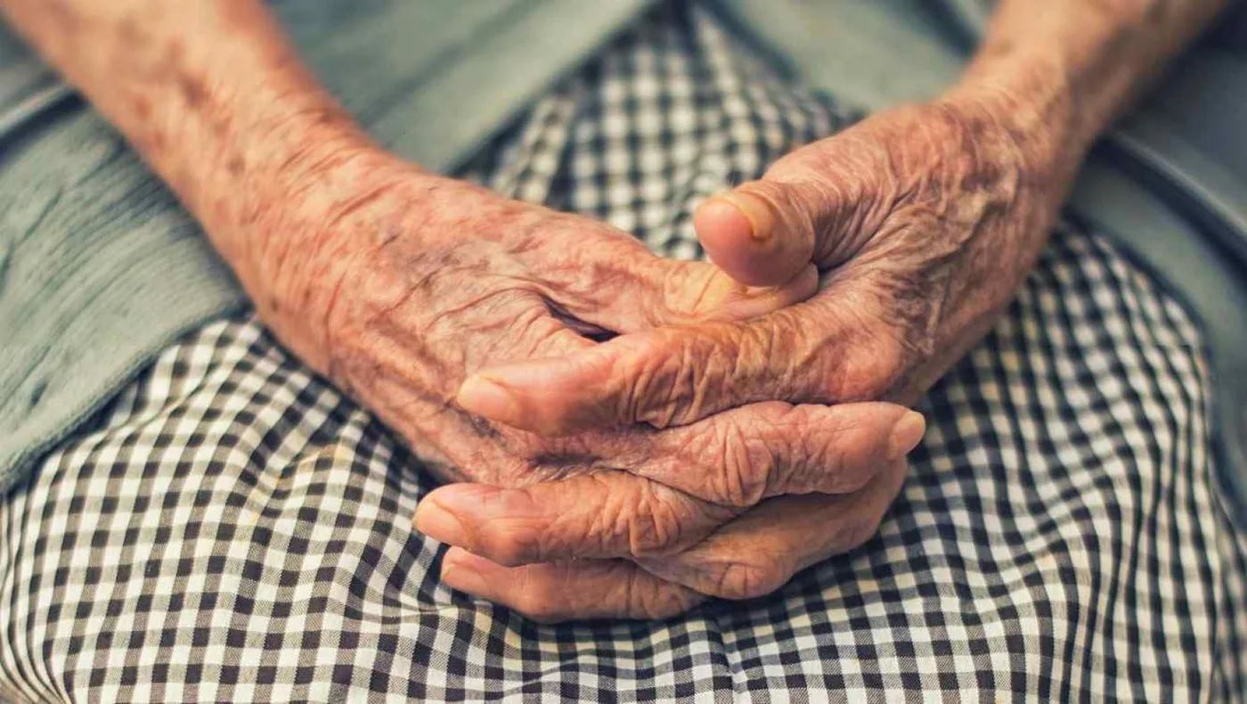 oran abuela de 72 anos a juicio por arrojar agua hervida a los vecinos y basura en sus veredas