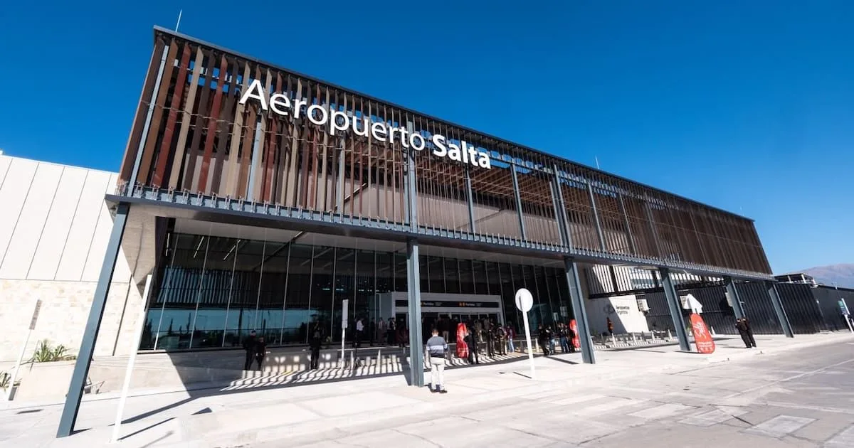 Fachada de la nueva terminal del aeropuerto internacional Martín Miguel de Güemes, en Salta
