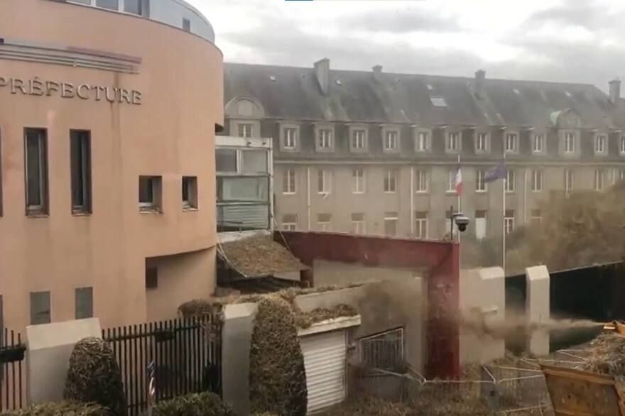 protesta insolita de agricultores franceses banaron con estiercol edificios del gobierno video