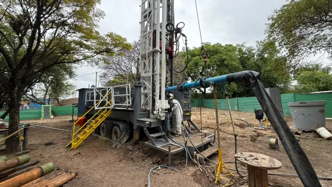 Aguas del Norte explicó por qué hay agua en la calle en la obra del pozo de Plaza España