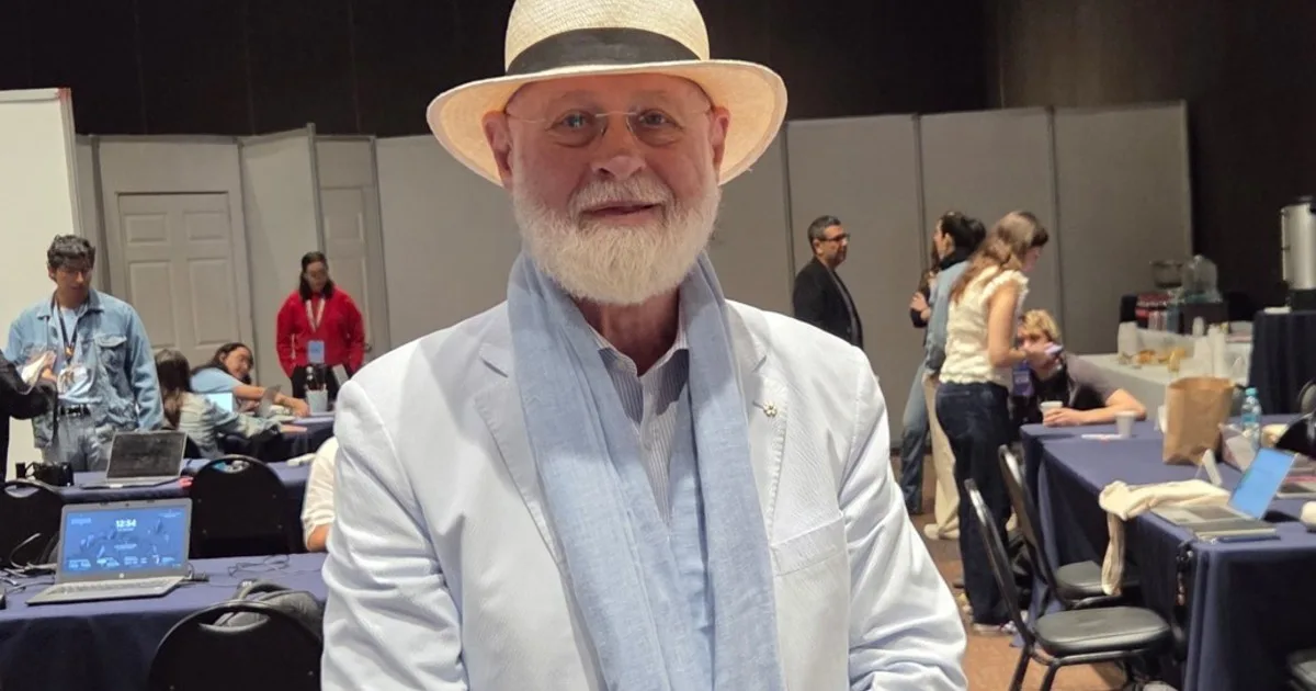Alberto Manguel, sobre el poder de las palabras hoy: un grito pesa más que el mejor ensayo
