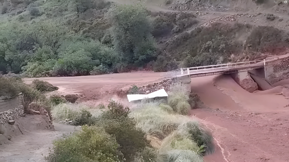 jujuy un alud de barro casi se lleva un puente video