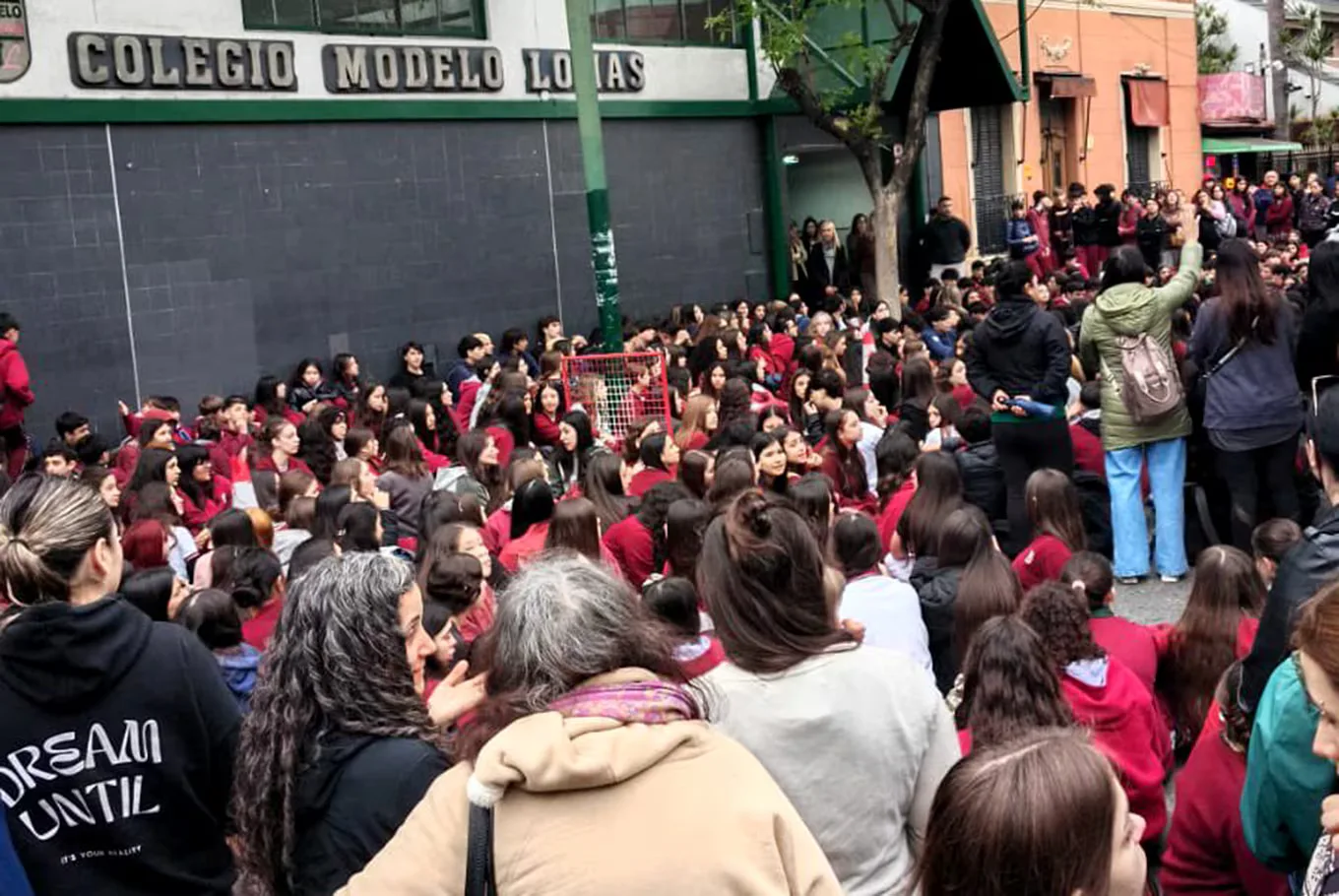 Alumnos y padres protestan en un colegio de Buenos Aires por fotos manipuladas con IA de compañeras desnudas