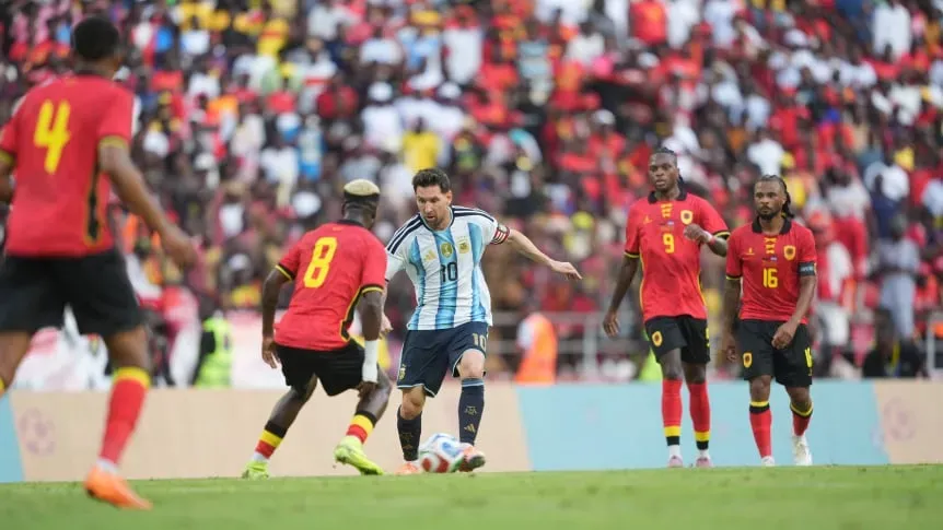 con goles de messi y lautaro martinez argentina derroto a angola en su ultimo partido del ano