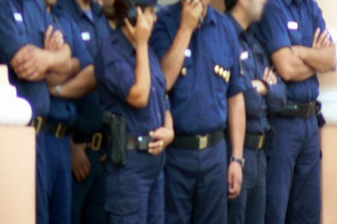 oran policia discutio con su pareja la arrojo de su auto y la dejo abandonada