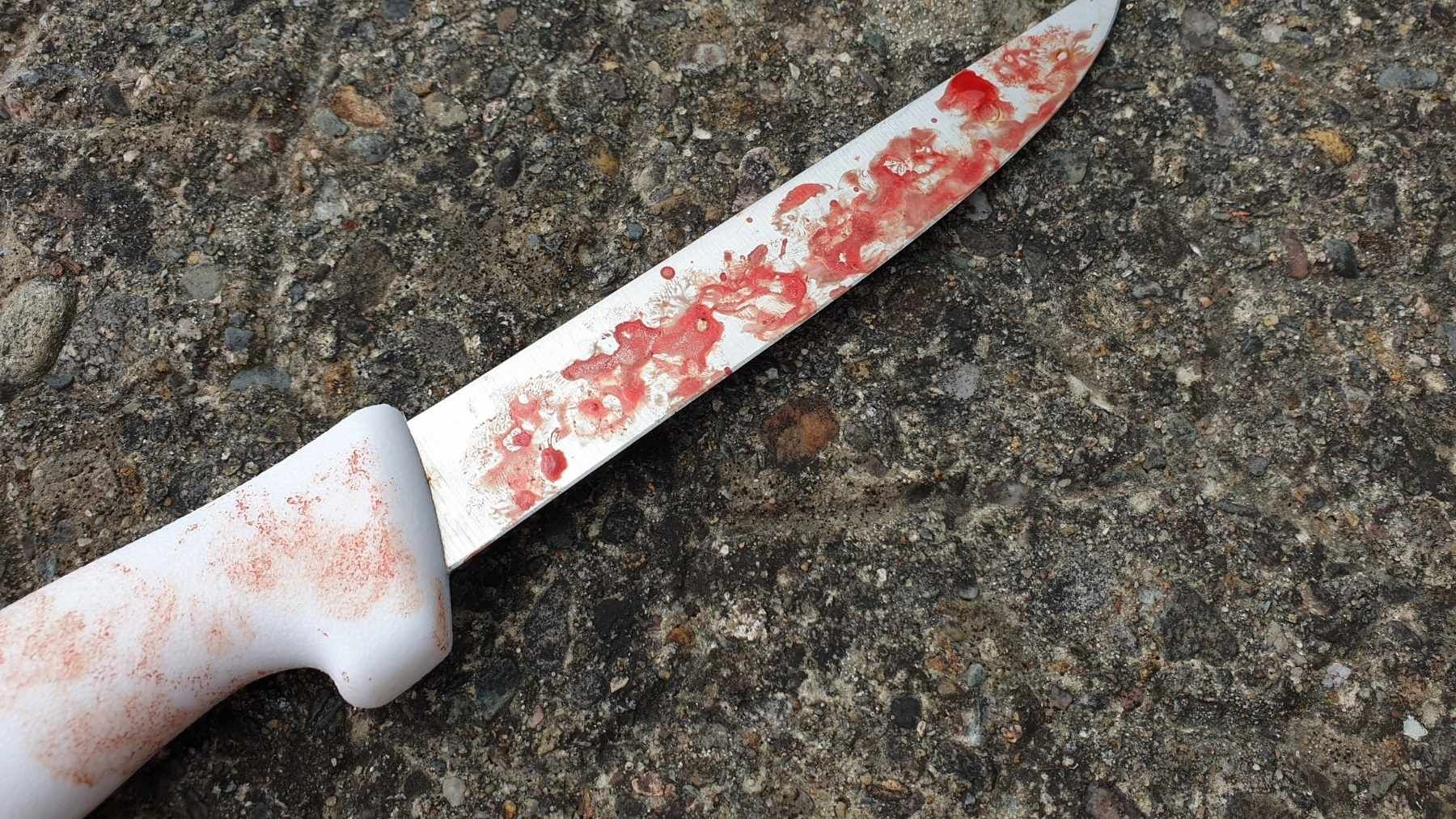 embarcacion un hombre esta profugo tras atacar con cuchillo a su amante le dio 11 punaladas