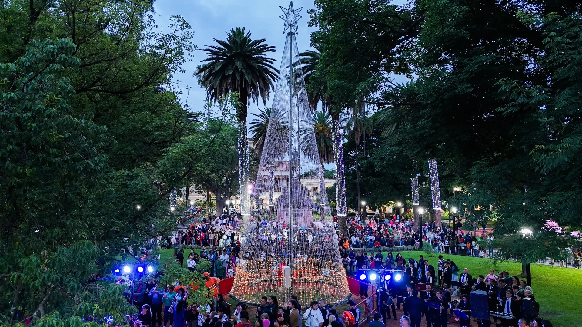 la plaza 9 de julio se viste de navidad este lunes encienden el arbol principal