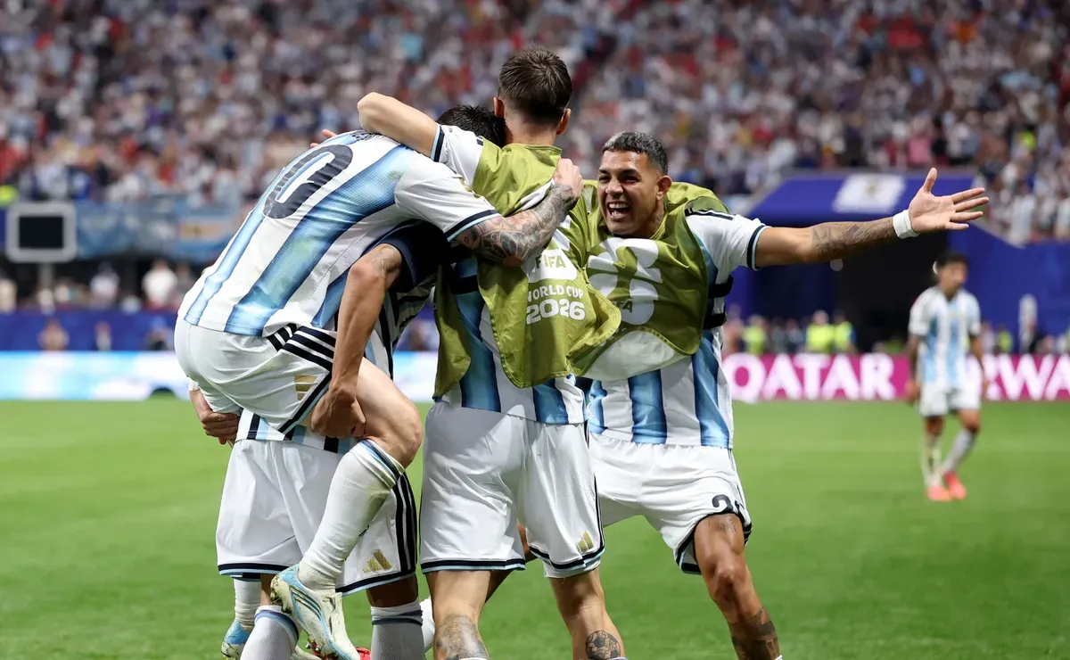 argentina lo dio vuelta goles de messi y enzo fernandez para poner el 3 a 2 ante egipto