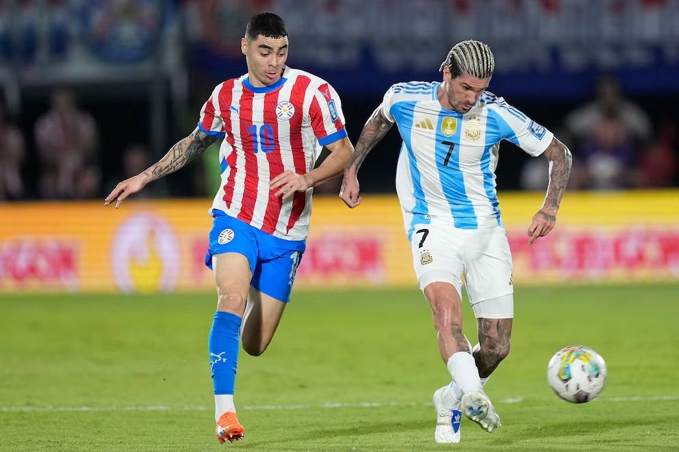 argentina cayo 2 1 ante paraguay pero sigue lider de lasas eliminatorias