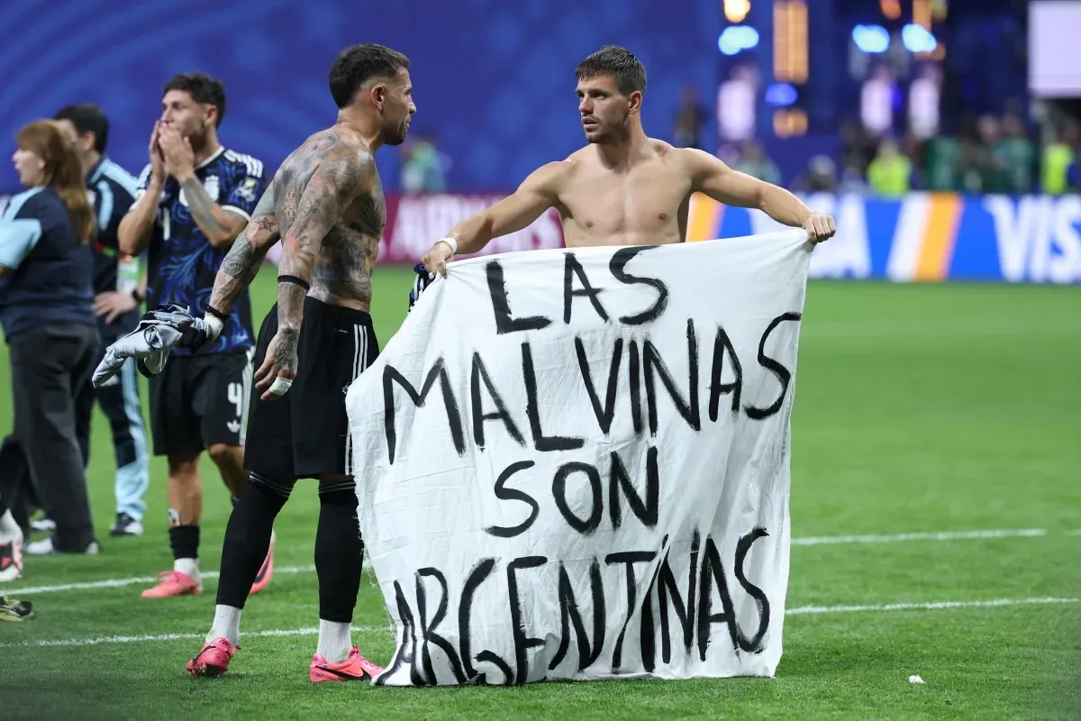 las malvinas argentinas clamo el viento y rugio el mar a un mes del historico triunfo de argentina ante inglaterra