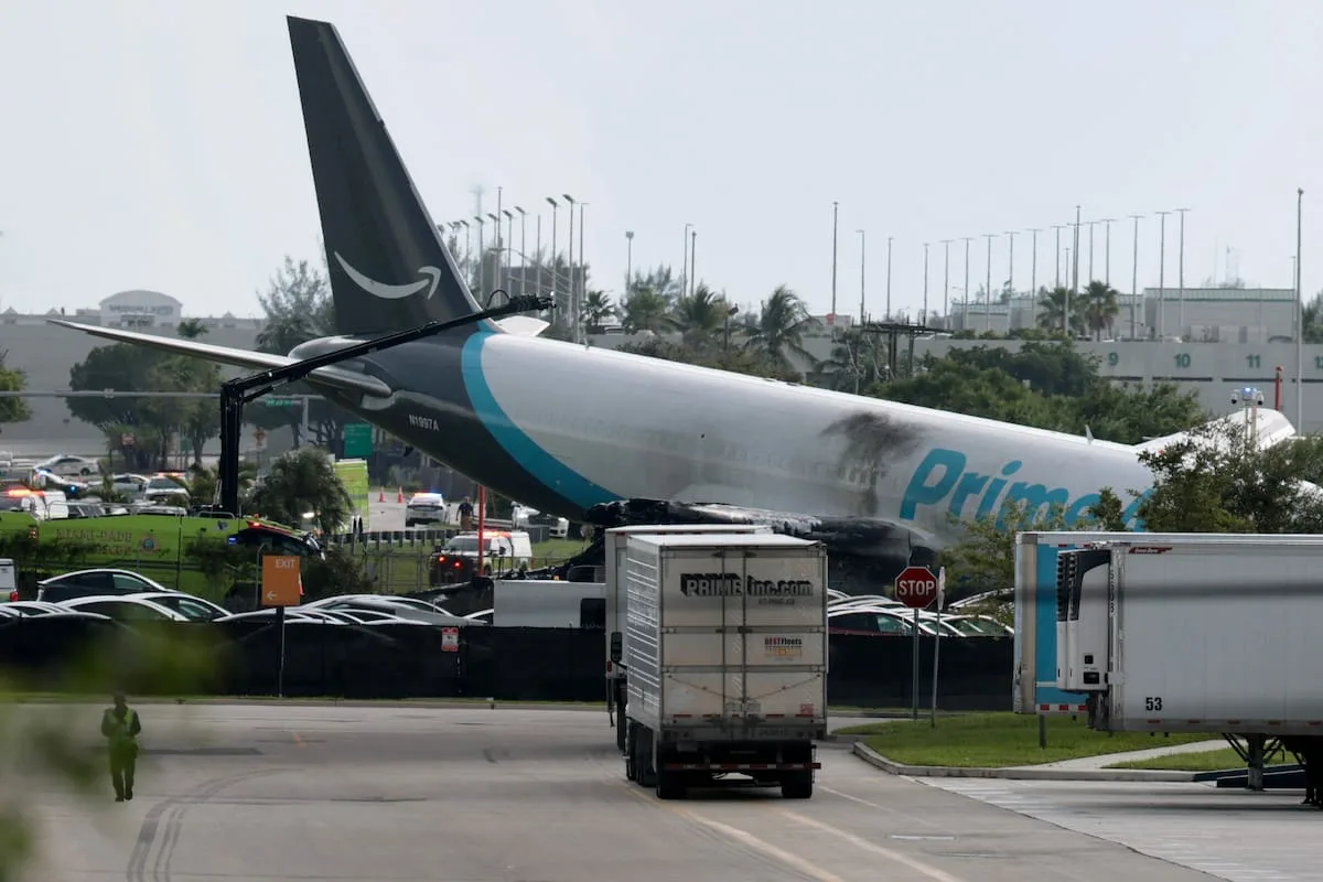Restos humeantes del Boeing 767-300 de carga de Amazon tras despistarse en el Aeropuerto Internacional de Miami