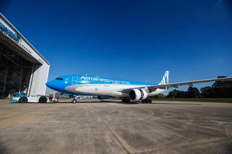 con ploteo especial asi es el avion que trasladara a la seleccion argentina al mundial