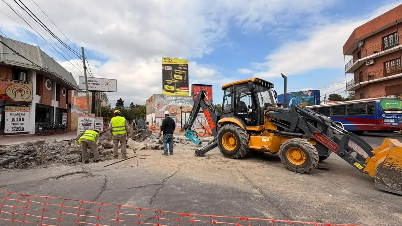 Obras de bacheo municipal en pasaje Baigorria y avenida Jujuy