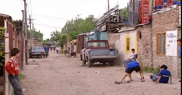 Barrios populares: el 42% de los hogares endeudados pidió plata para comer