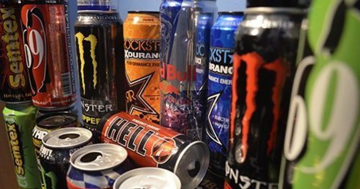 Latas de distintas marcas de bebidas energizantes