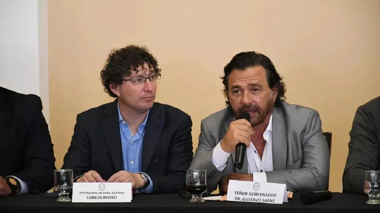 Carlos Rosso, intendente de General Güemes, junto al gobernador Gustavo Sáenz en una conferencia de prensa