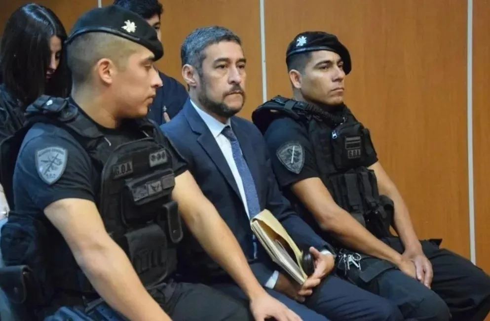 El exjuez Claudio Parisi, custodiado por efectivos del GOA, en una sala de audiencias de Salta