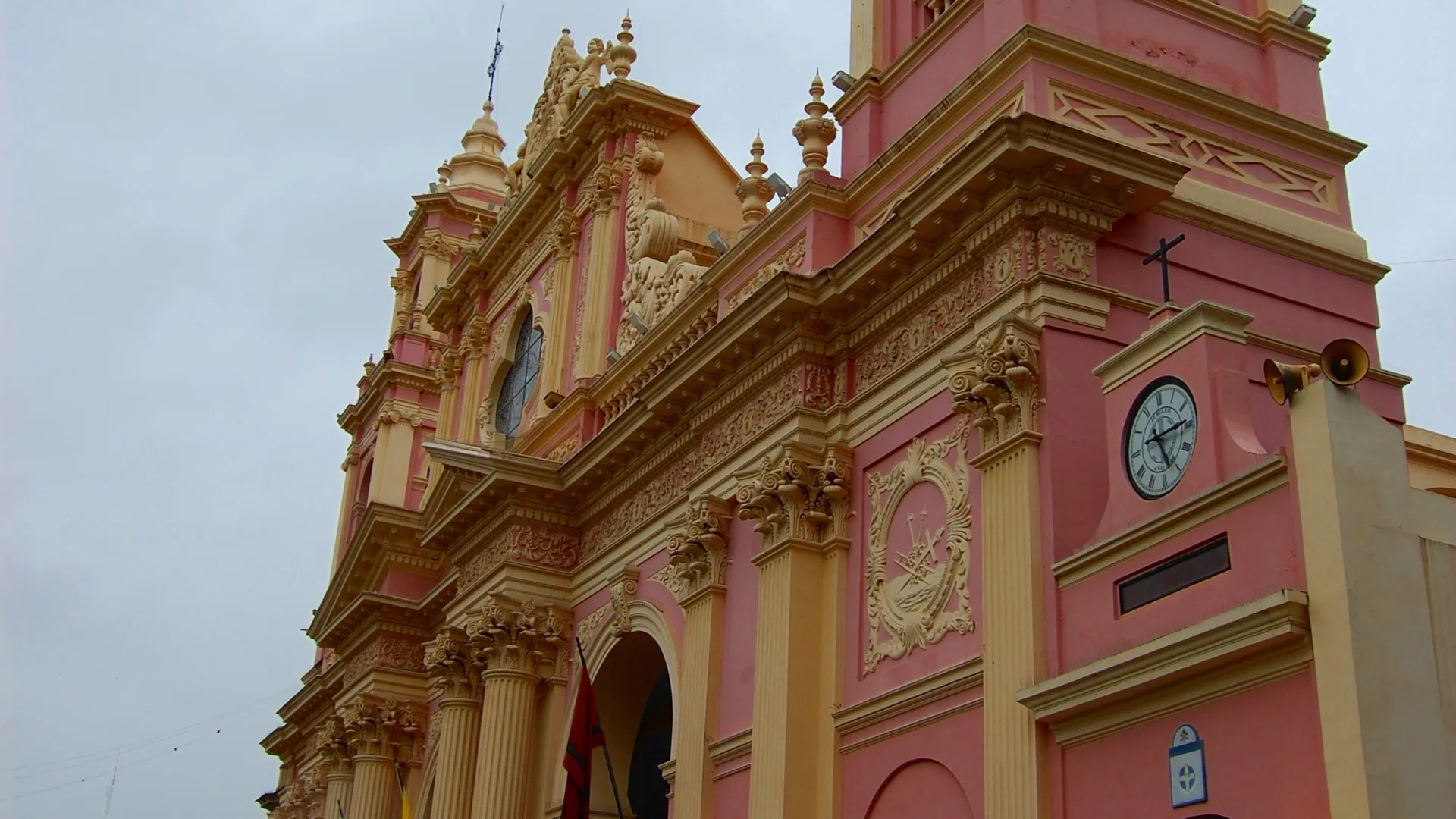 Fachada de la Catedral Basílica de Salta bajo un cielo gris y cubierto