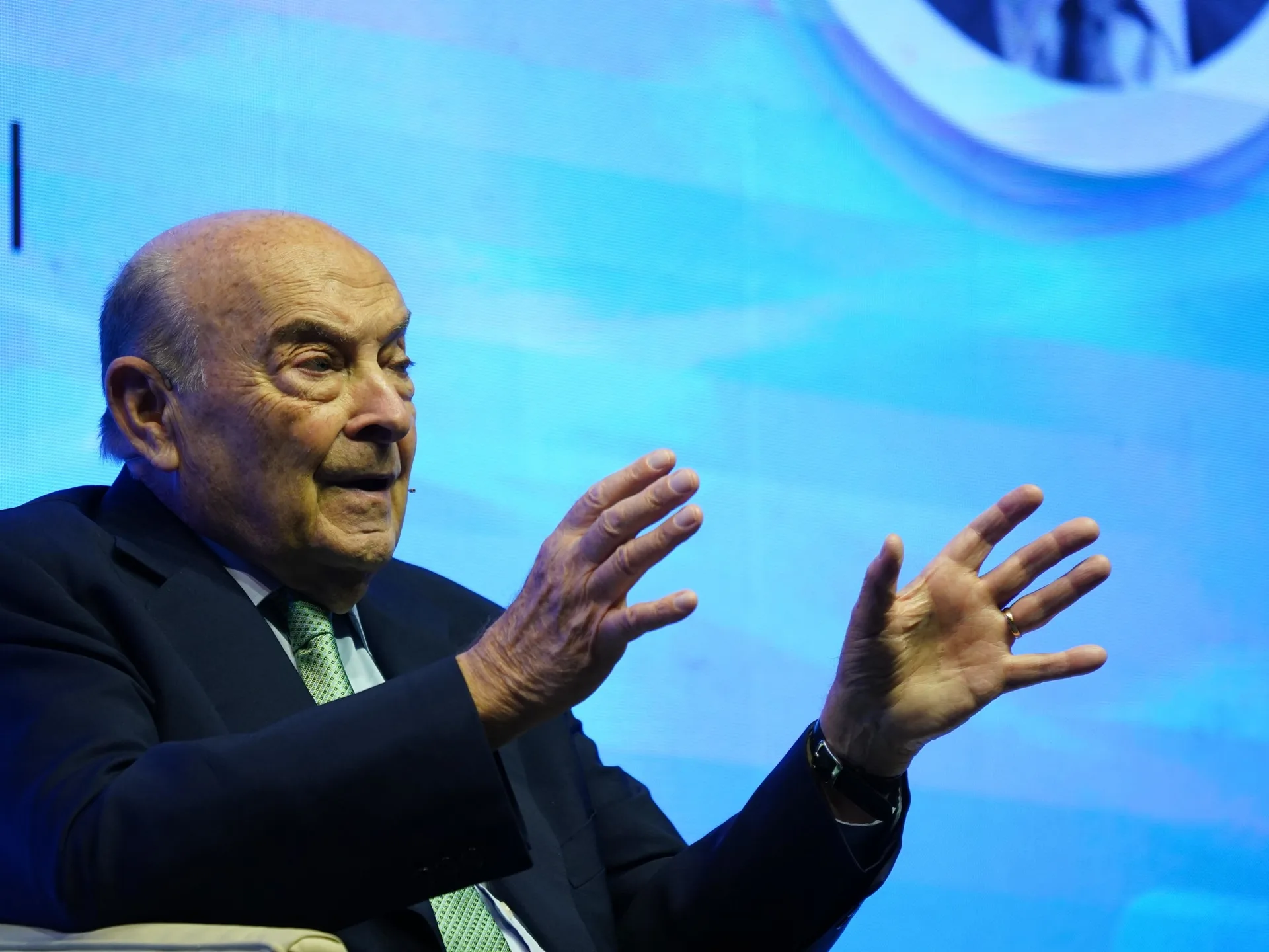 Cavallo respaldó un informe que advierte por el "sobreajuste" y la caída de la inversión