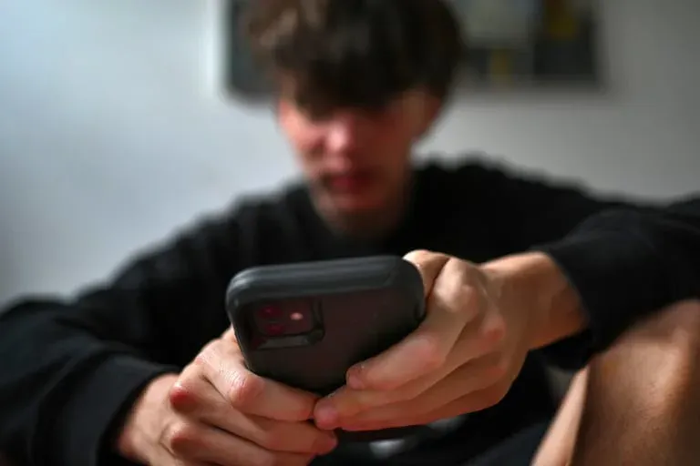 salta busca restringir redes sociales a menores y exigir controles a plataformas