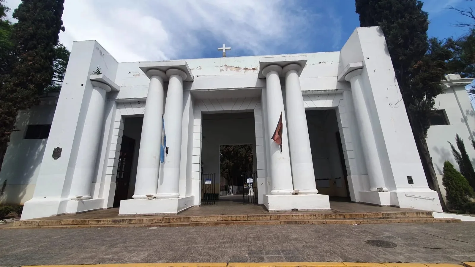 Pórtico de ingreso al cementerio de la Santa Cruz, en la ciudad de Salta