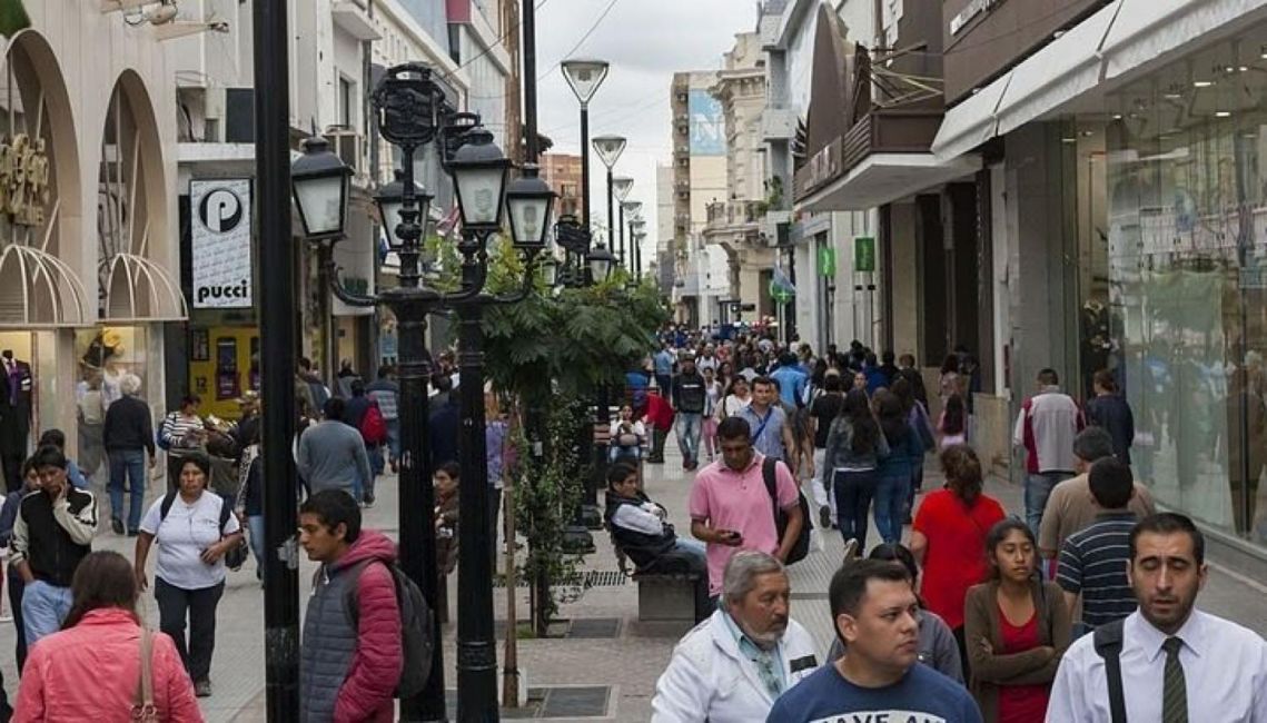 comercios abren en horario especial por el feriado del milagro