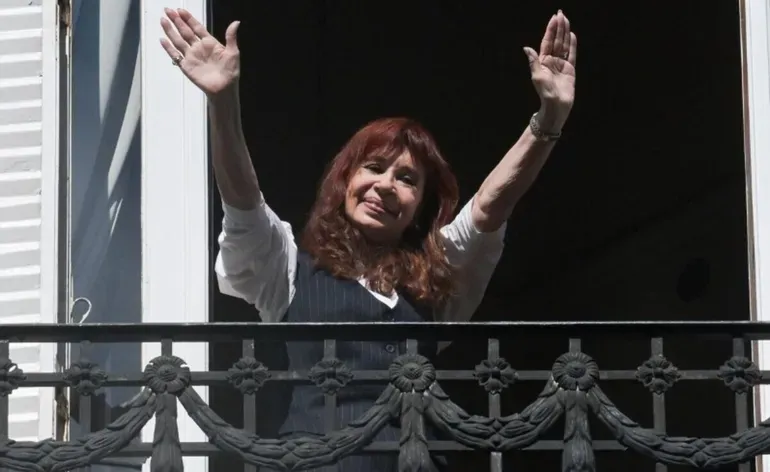 polemica por los bautismos comunitarios frente al departamento de cristina kirchner
