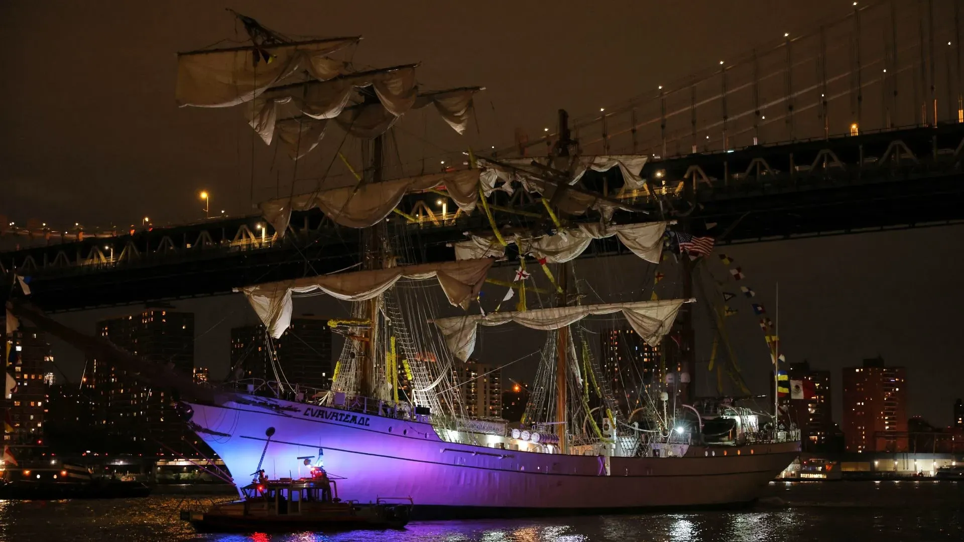 el buque cuauhtemoc de la marina mexicana choco contra el puente de brooklyn dos muertos y 20 heridos video