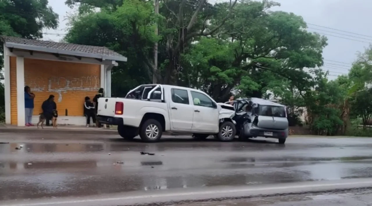 Una camioneta Volkswagen Amarok blanca y un Fiat Uno gris destrozado tras el choque en la Ruta Provincial 33, junto a una parada de colectivos
