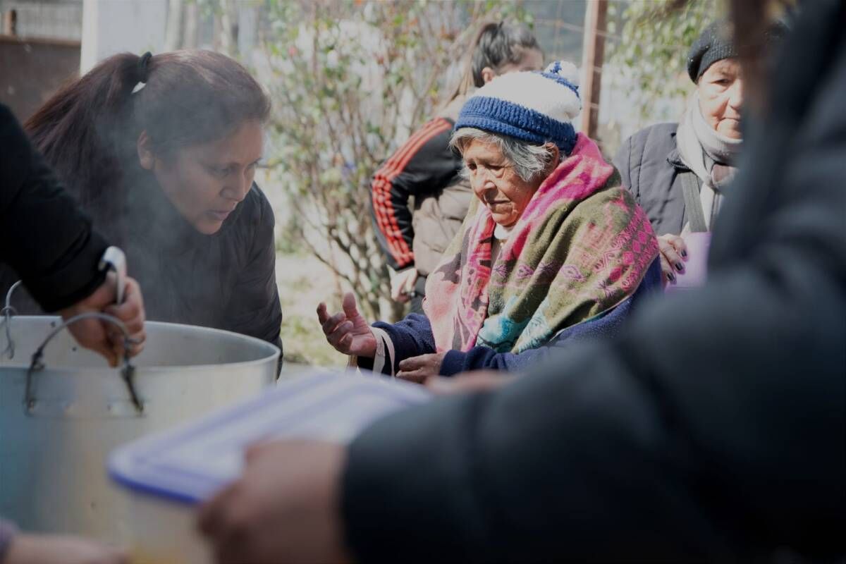 familias enteras buscan un plato de comida y los comedores ya no alcanzan