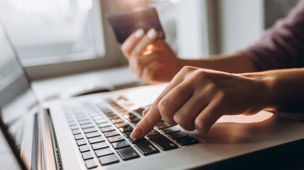 investigan a asistente social por estafar a una adulta mayor uso su cuenta bancaria para transferencias y compras