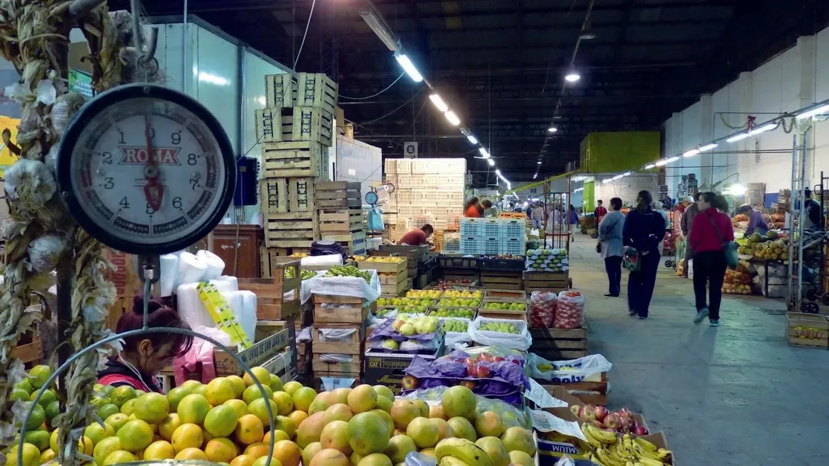 Pasillo del mercado Cofruthos de Salta con puestos de frutas y verduras