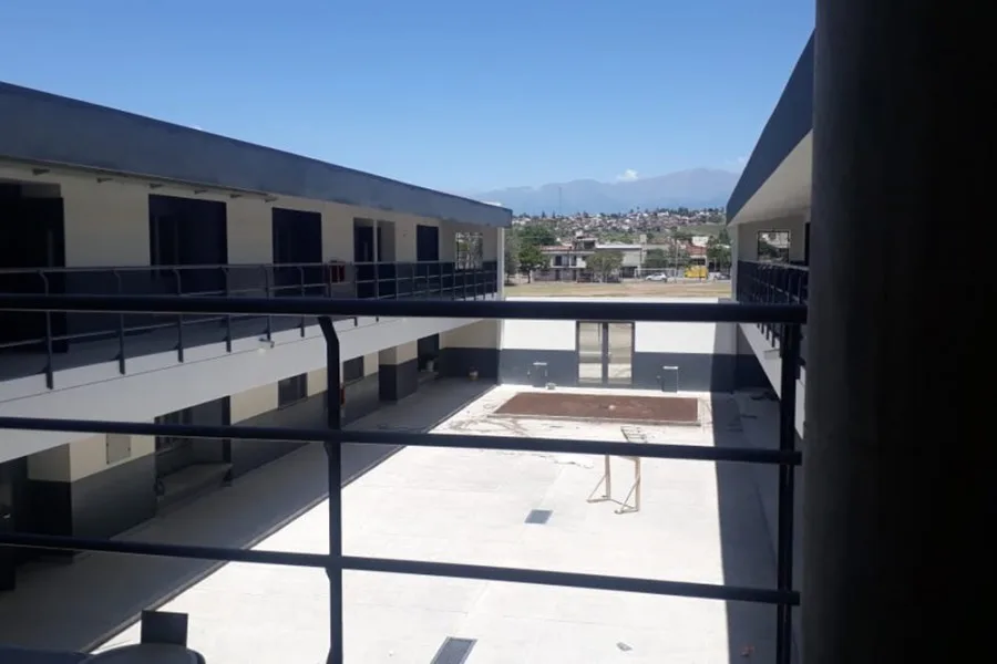 Patio interno y galerías del edificio del Colegio Secundario 20 de Febrero N.° 5026, en la ciudad de Salta