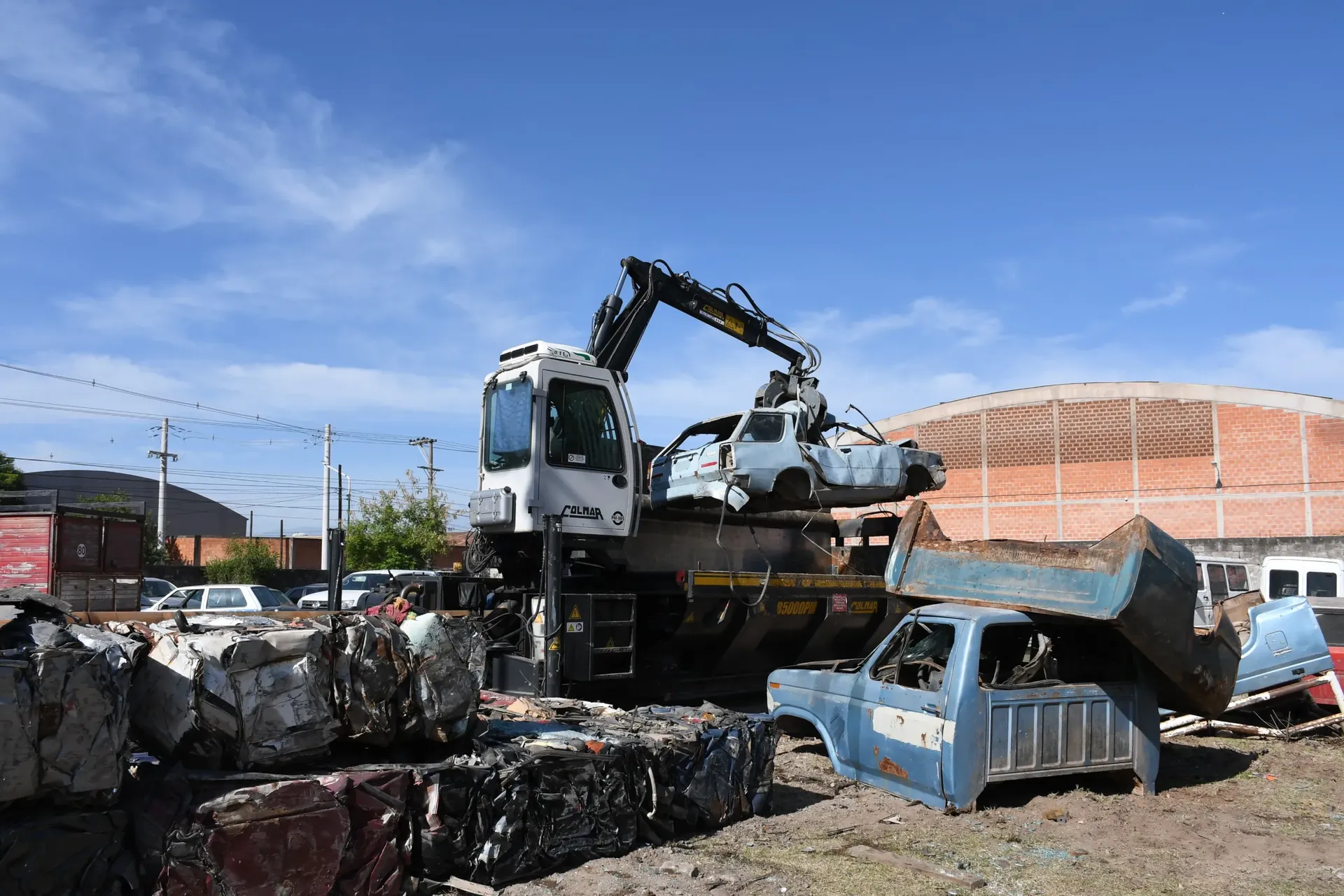 despues de decadas abandonados la justicia saltena compactara autos y motos secuestrados