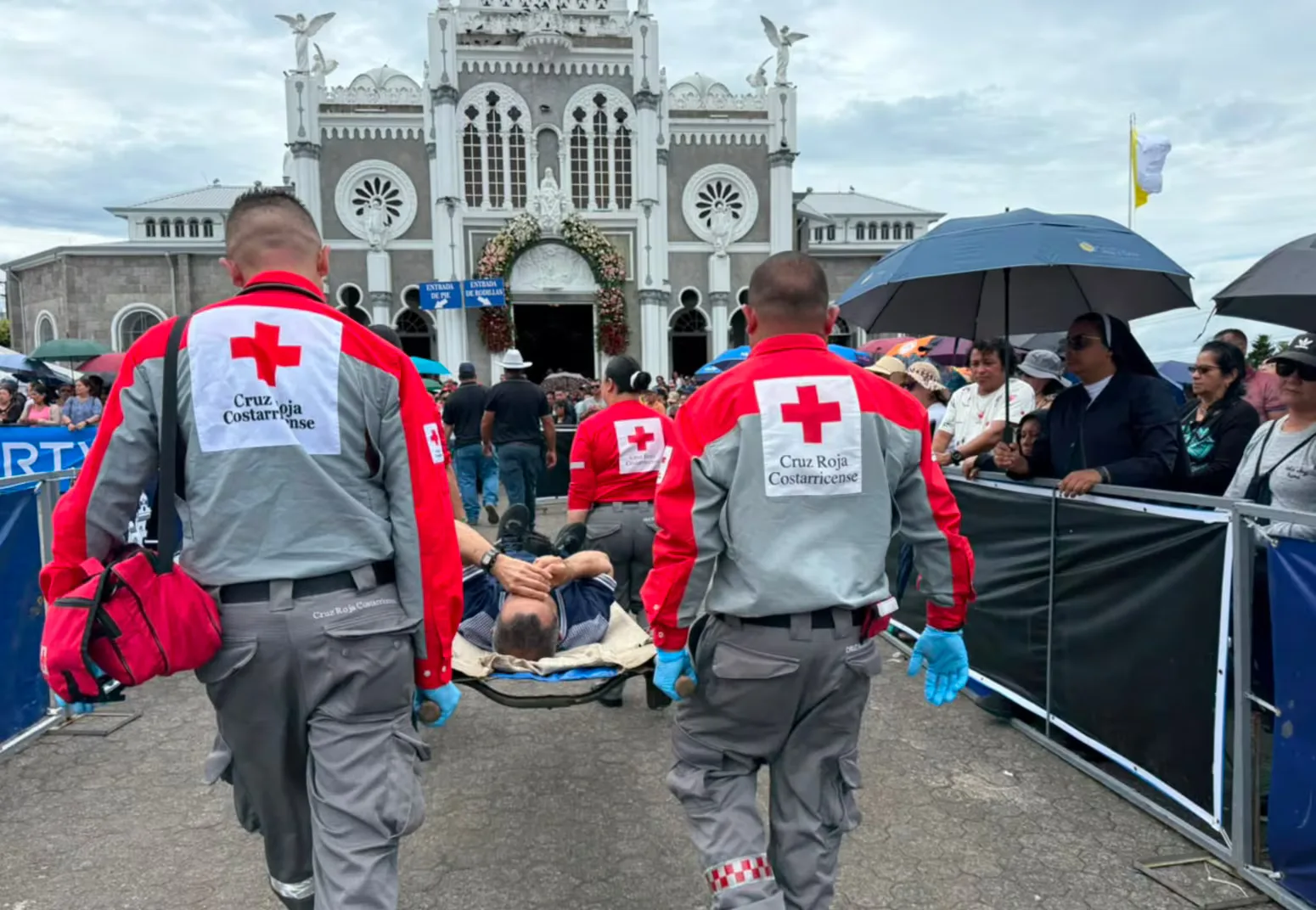 Costa Rica girará USD 3,2 millones a la Cruz Roja y comprará 40 ambulancias para Bomberos