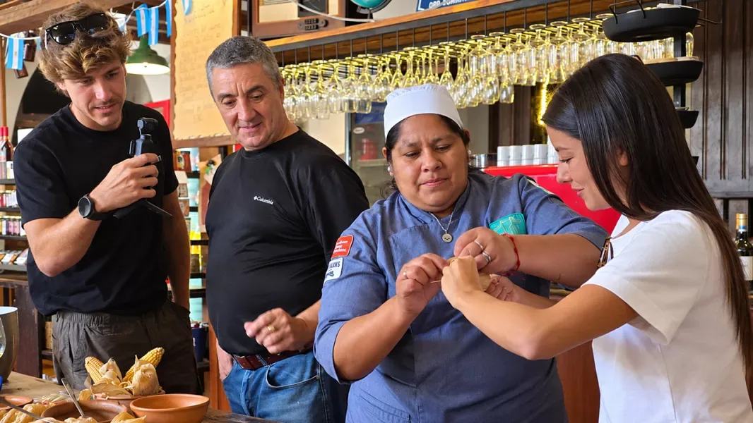 Creadores de contenido españoles durante una acción de promoción turística en Salta