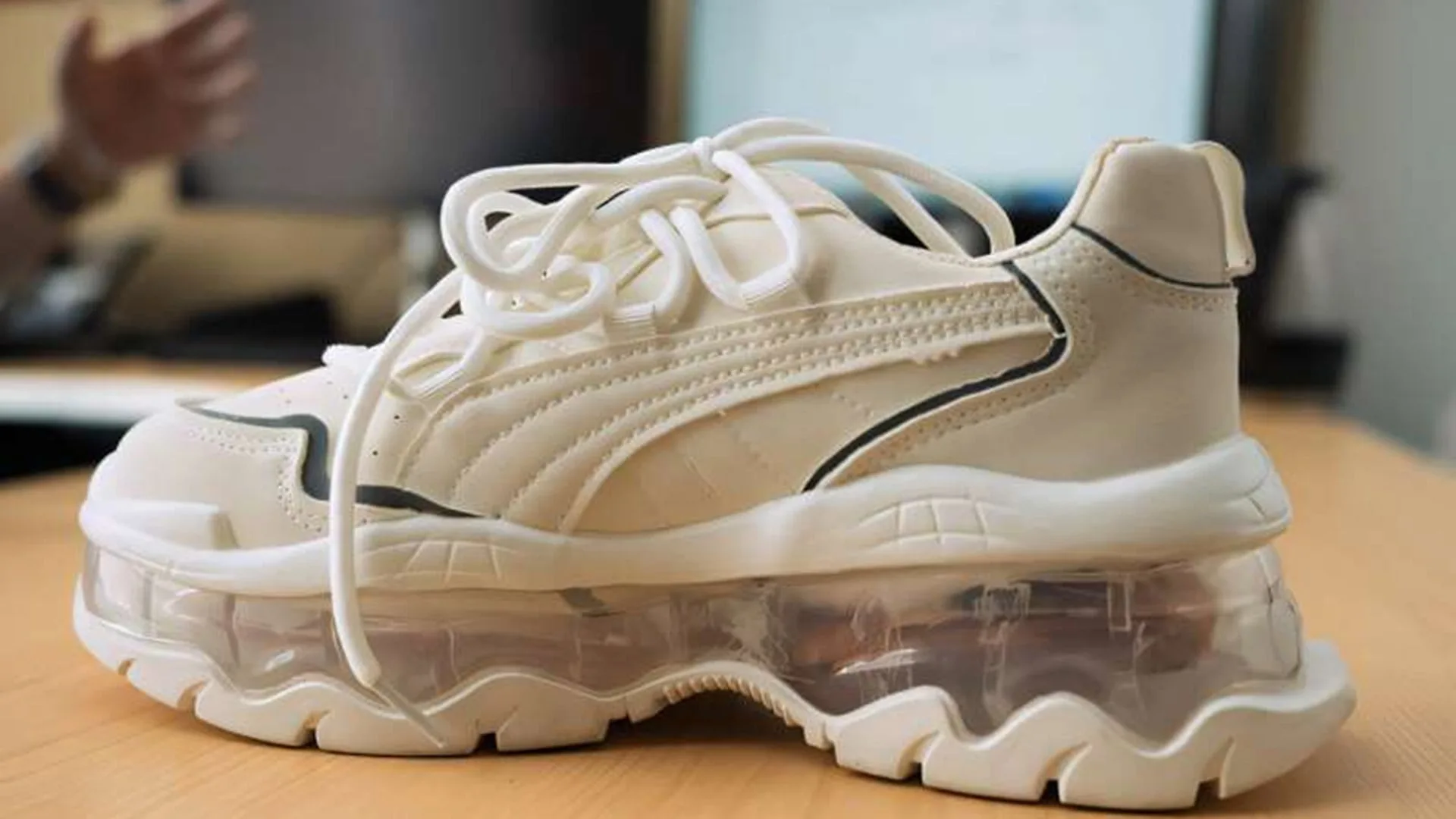 Crearon una zapatilla con inteligencia artificial que se carga sola al caminar