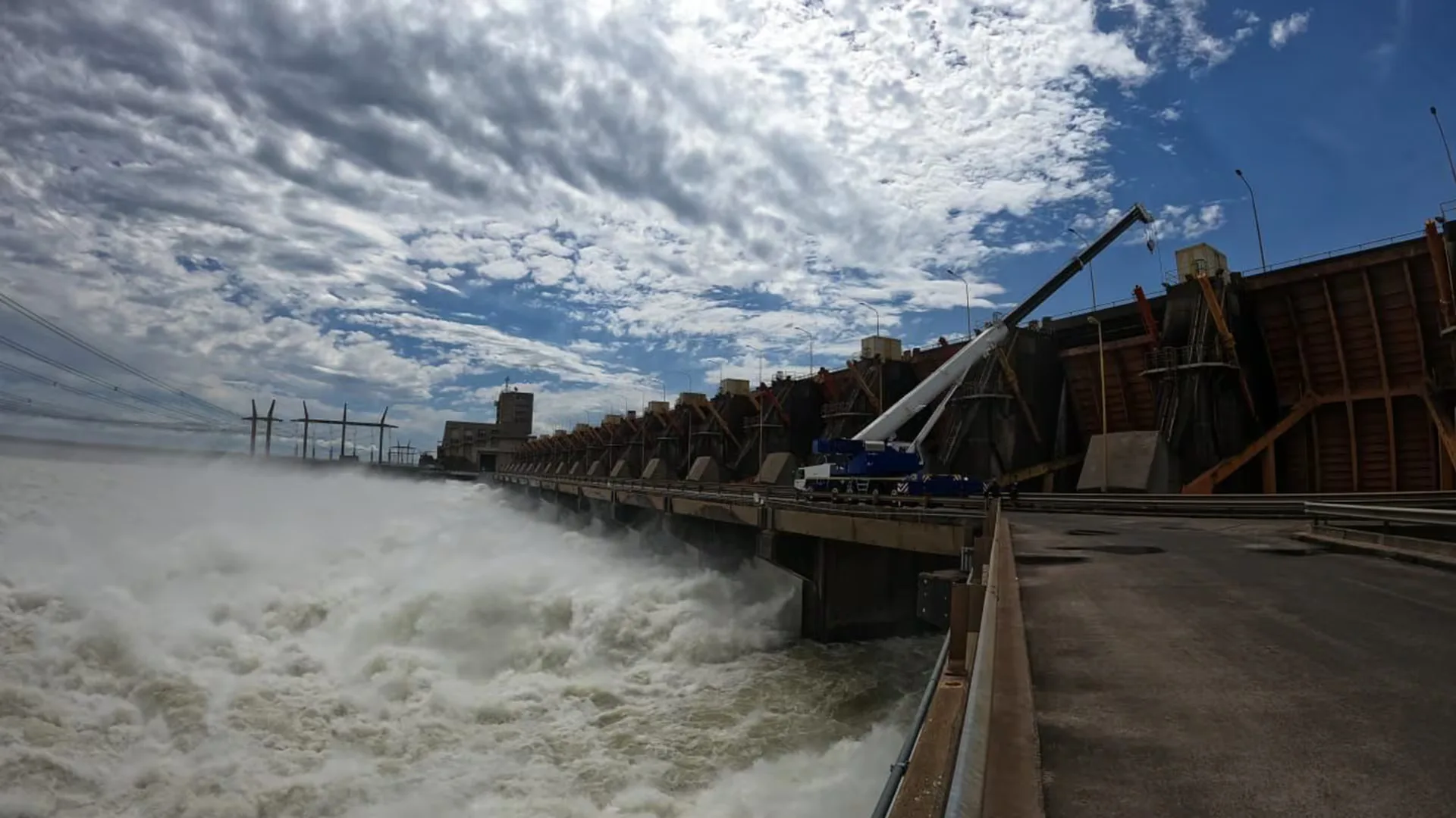 Crece el río Uruguay y hay evacuados en Entre Ríos, mientras Yacyretá abrió compuertas por la suba del Paraná