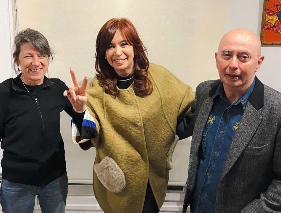 cristina despidio al indio solari con un verso de los redondos vivir solo cuesta vida